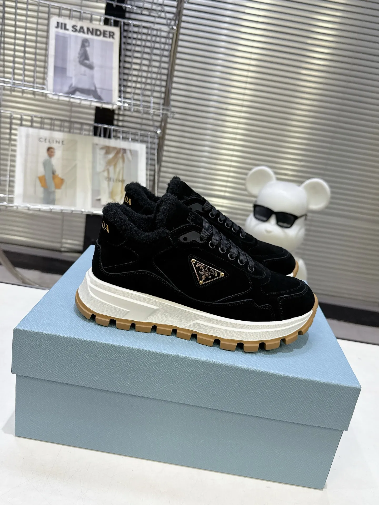 【PRADA】P: 660💰Couple style▪️Size: Women’s 35-40⚛Size: Men’s 39-44(45 customized) 2025 𝐬𝐬Prada’s new product, coming with strength! ❣️Many Internet celebrities have the same style, fashionable and versatile nice items, original shoes are developed and purchased from Italian counters, and are reproduced 1:1 according to the original taste. This year’s theme is not to be defined, embodying texture through simplicity💛From thick-soled sneakers to zigzag short boots to 2025 flat shoes, everything reveals a sure-fire momentum... It combines gentleness and handsomeness, the finishing touch for women❤️ Wear-resistant and ultra-light two-color outsole.